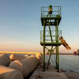 Dopo qualche minuto di cammino giungiamo alla fine del molo, segnato da un pittoresco piccolo �faro� verde